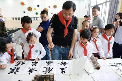 文藝大家進(jìn)校園,傳統(tǒng)藝術(shù)放光彩