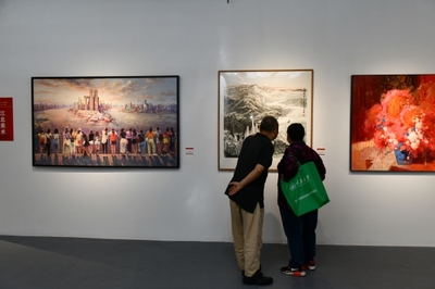 觀眾駐足欣賞展覽作品。陳驊攝